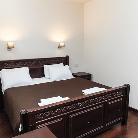 Dvin Hotel Павлодар Екстер'єр фото