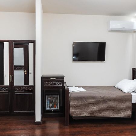 Dvin Hotel Павлодар Екстер'єр фото