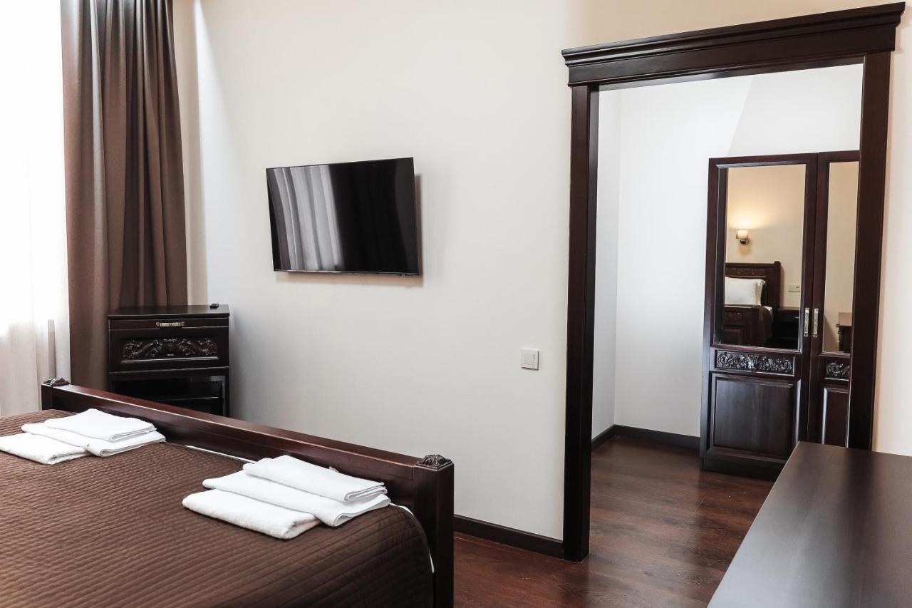 Dvin Hotel Павлодар Екстер'єр фото