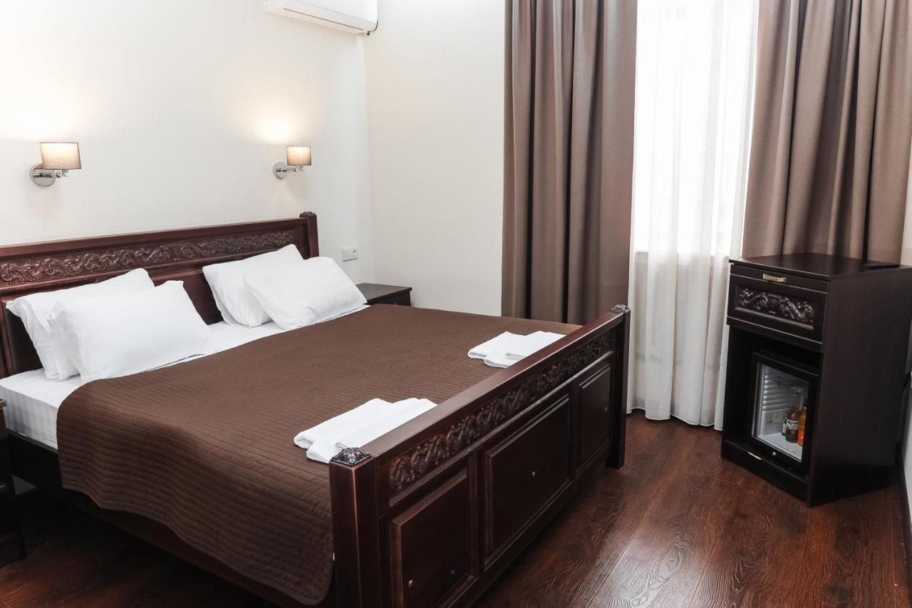 Dvin Hotel Павлодар Екстер'єр фото
