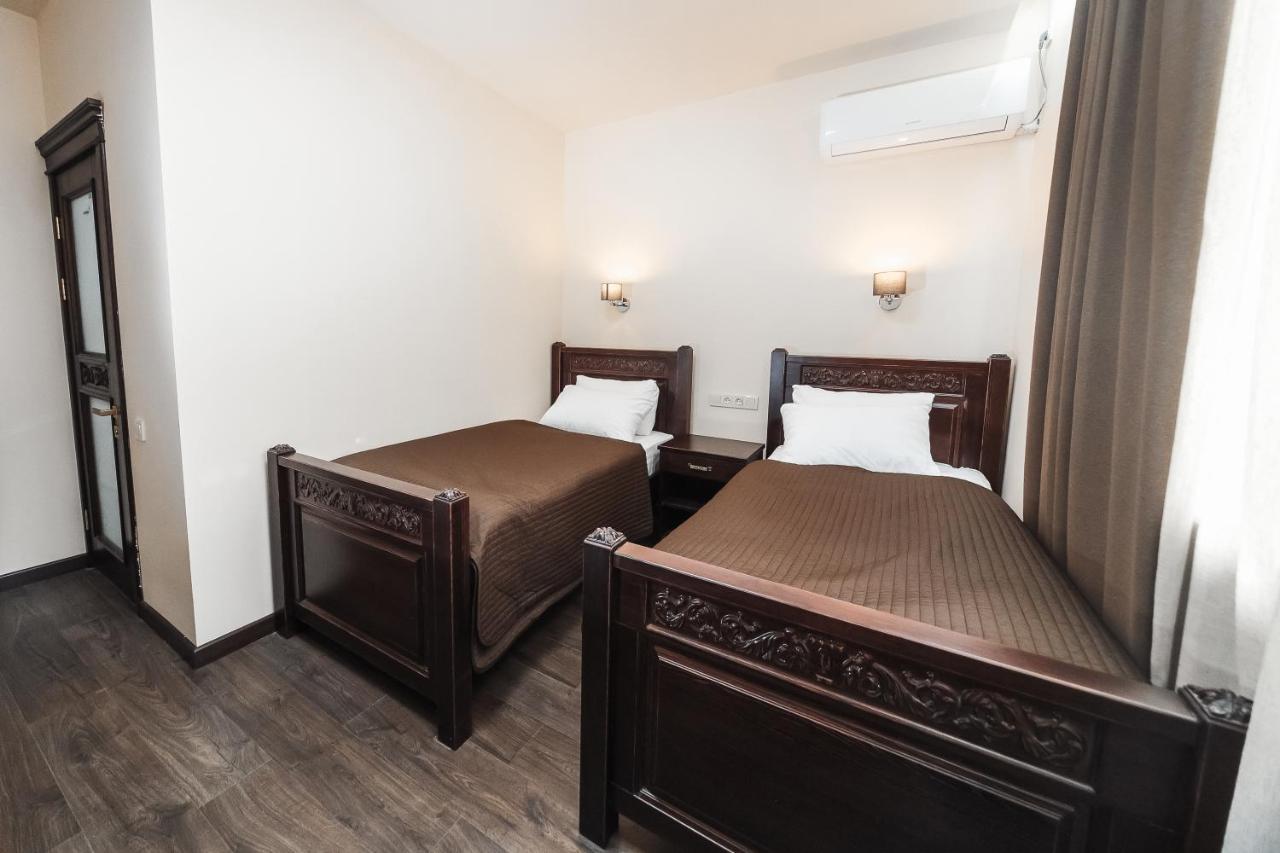Dvin Hotel Павлодар Екстер'єр фото
