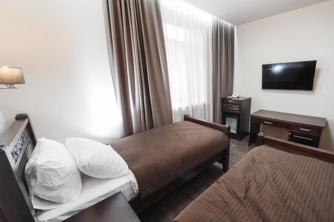 Dvin Hotel Павлодар Екстер'єр фото