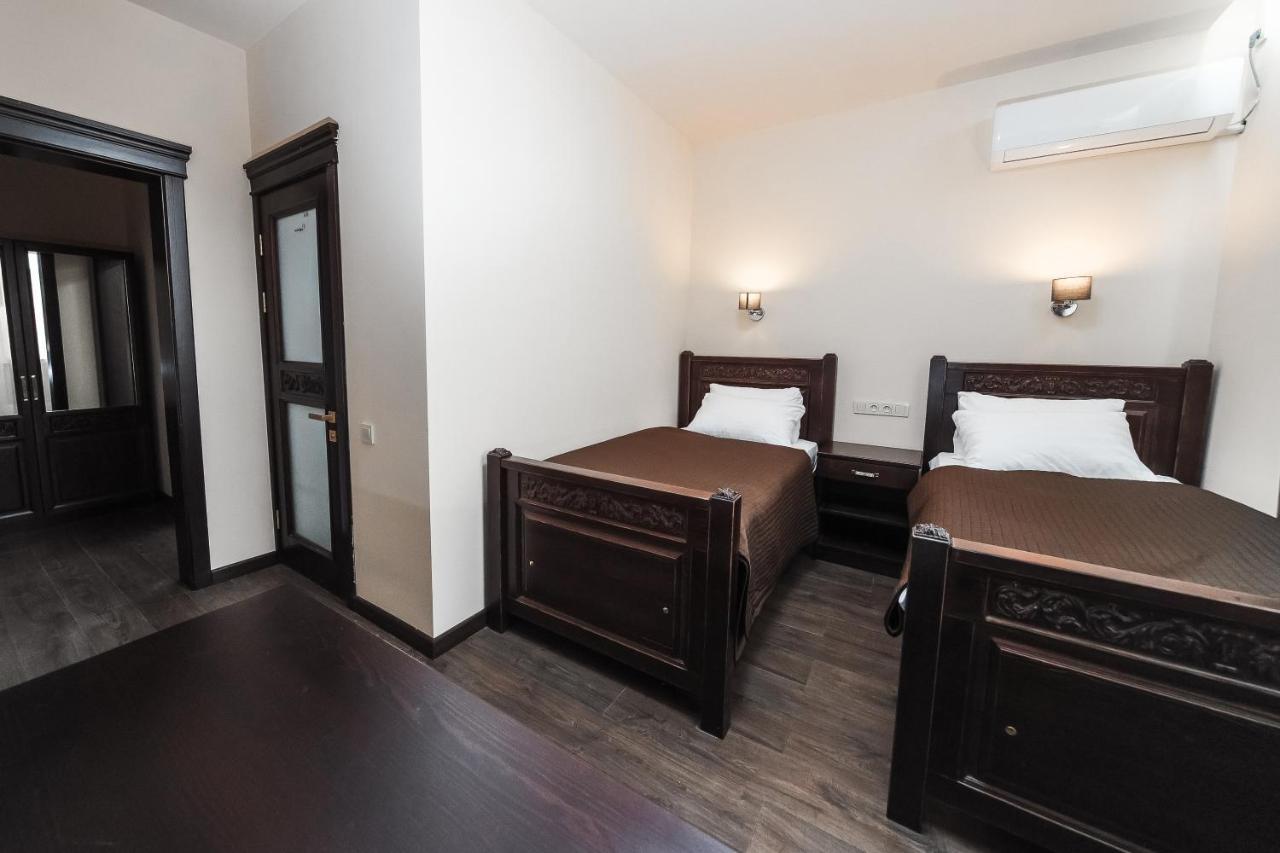 Dvin Hotel Павлодар Екстер'єр фото