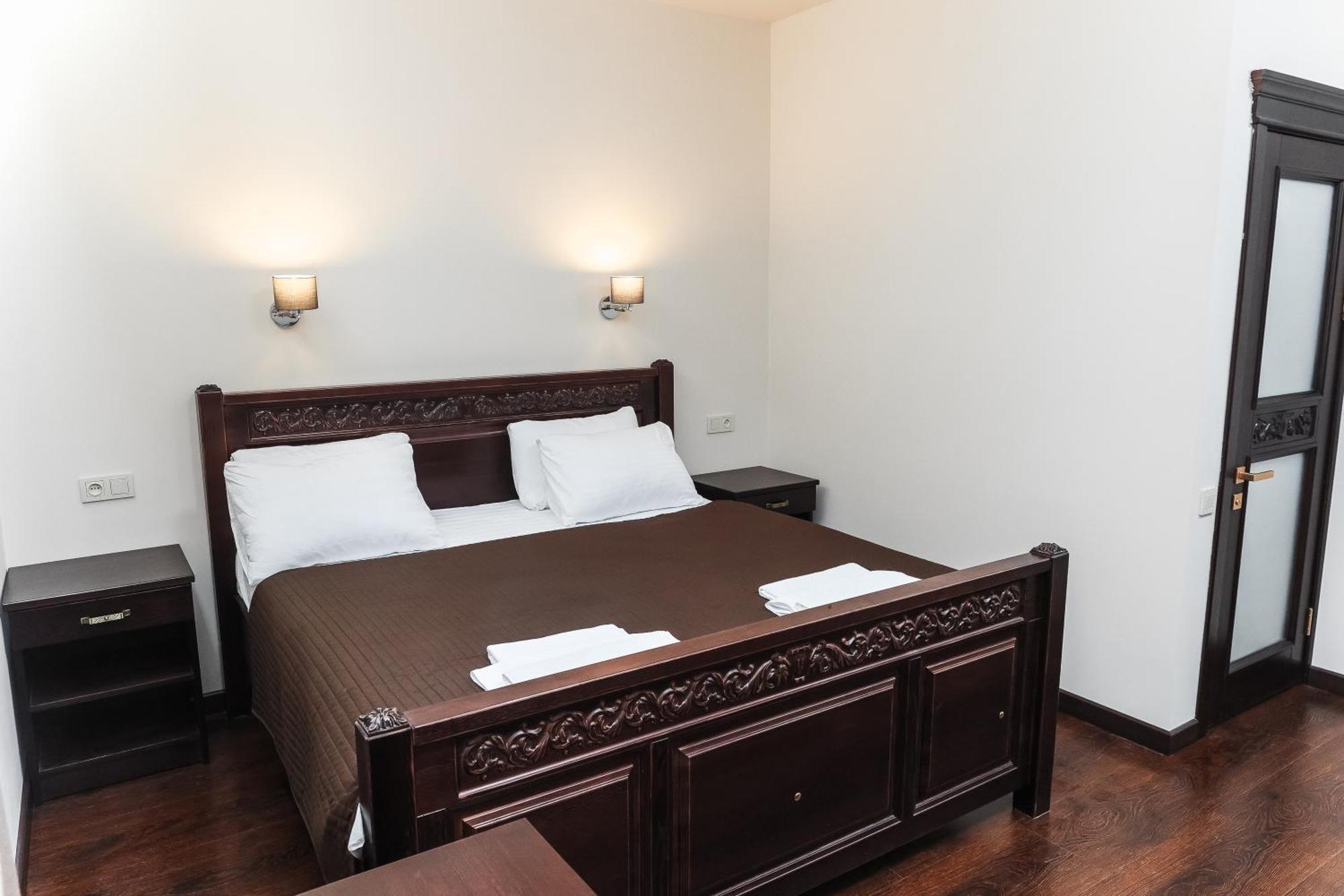 Dvin Hotel Павлодар Екстер'єр фото