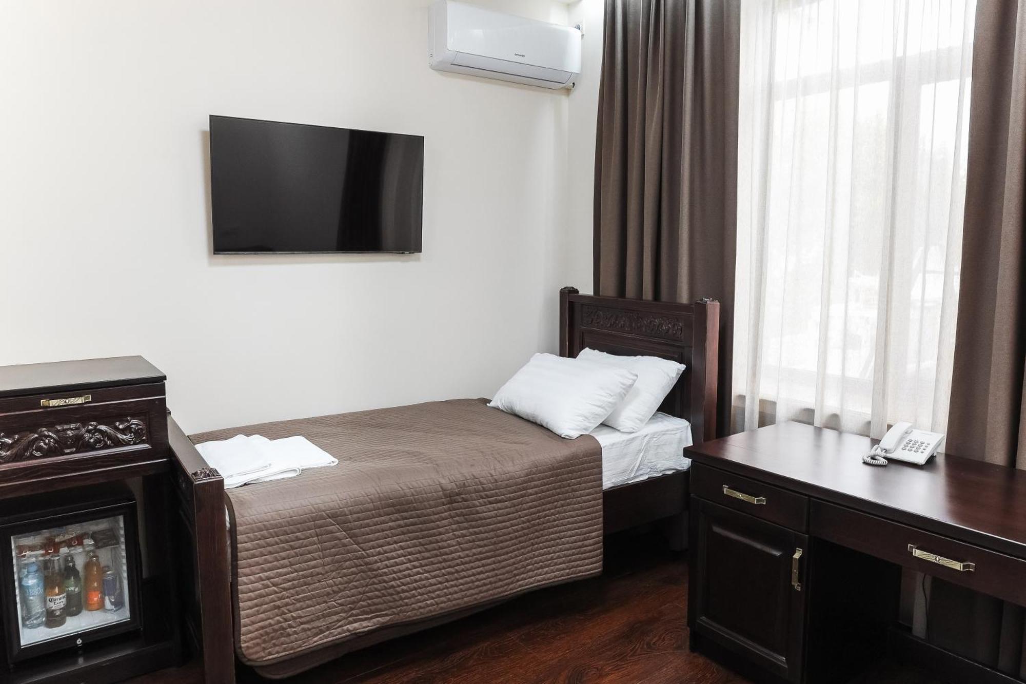Dvin Hotel Павлодар Екстер'єр фото