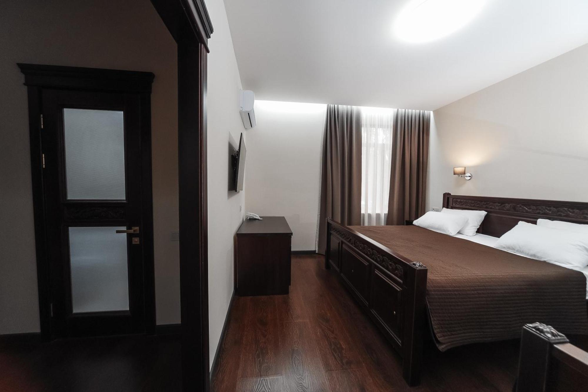 Dvin Hotel Павлодар Екстер'єр фото