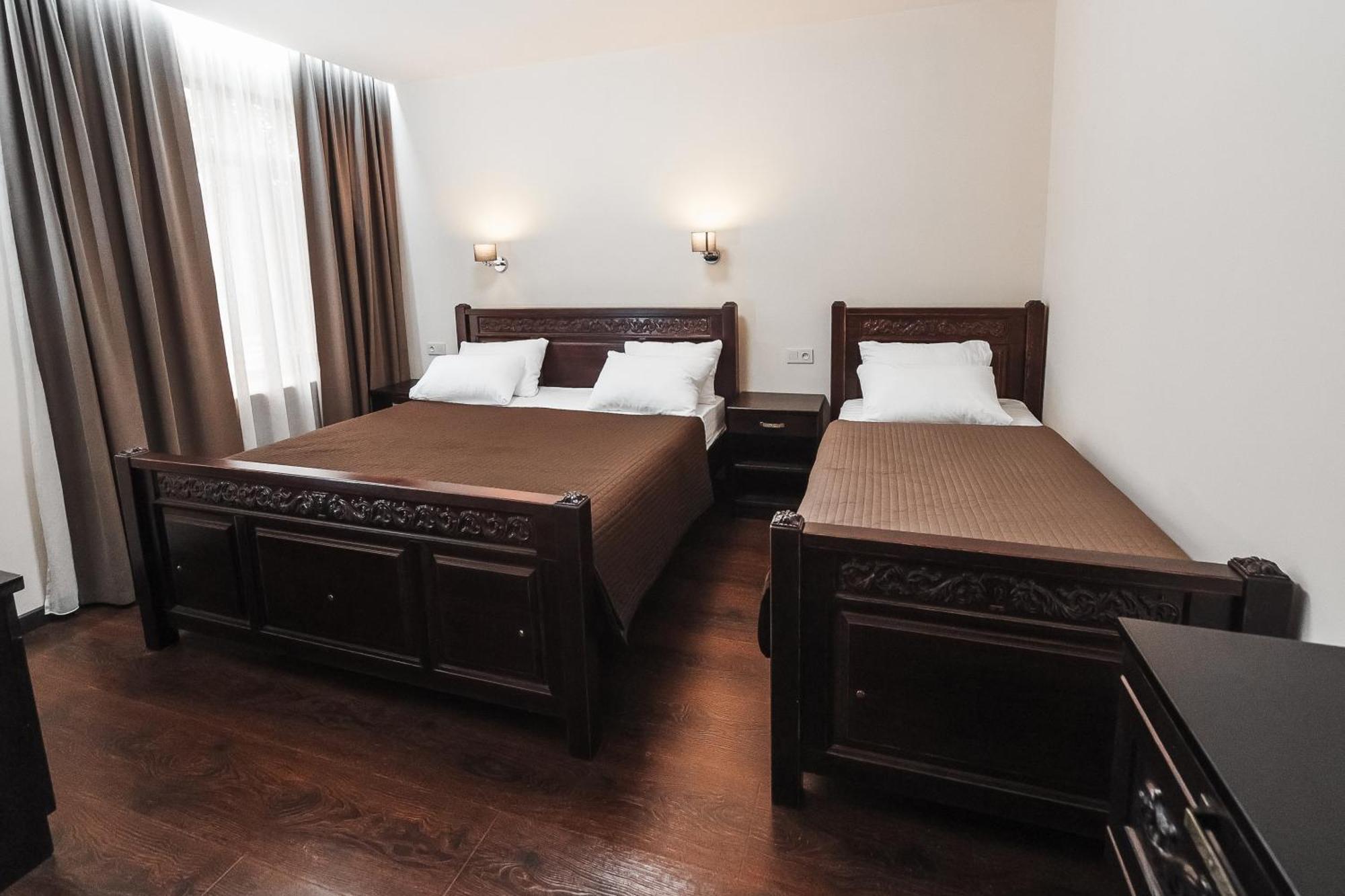 Dvin Hotel Павлодар Екстер'єр фото