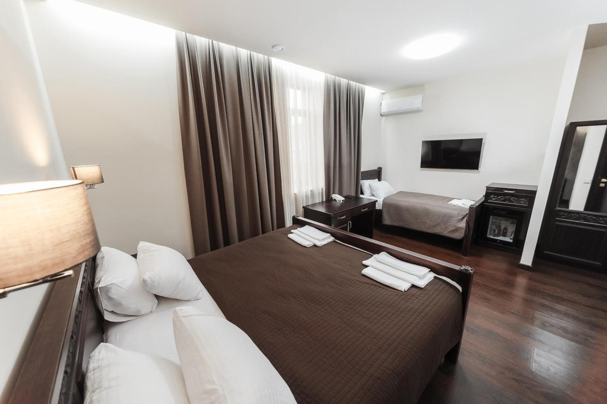 Dvin Hotel Павлодар Екстер'єр фото