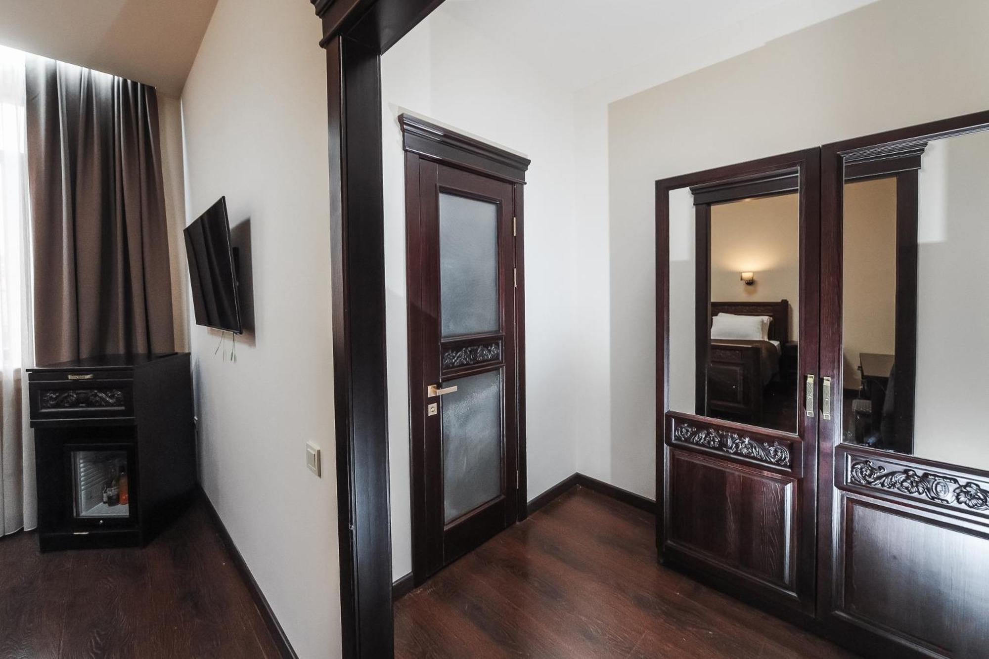 Dvin Hotel Павлодар Екстер'єр фото