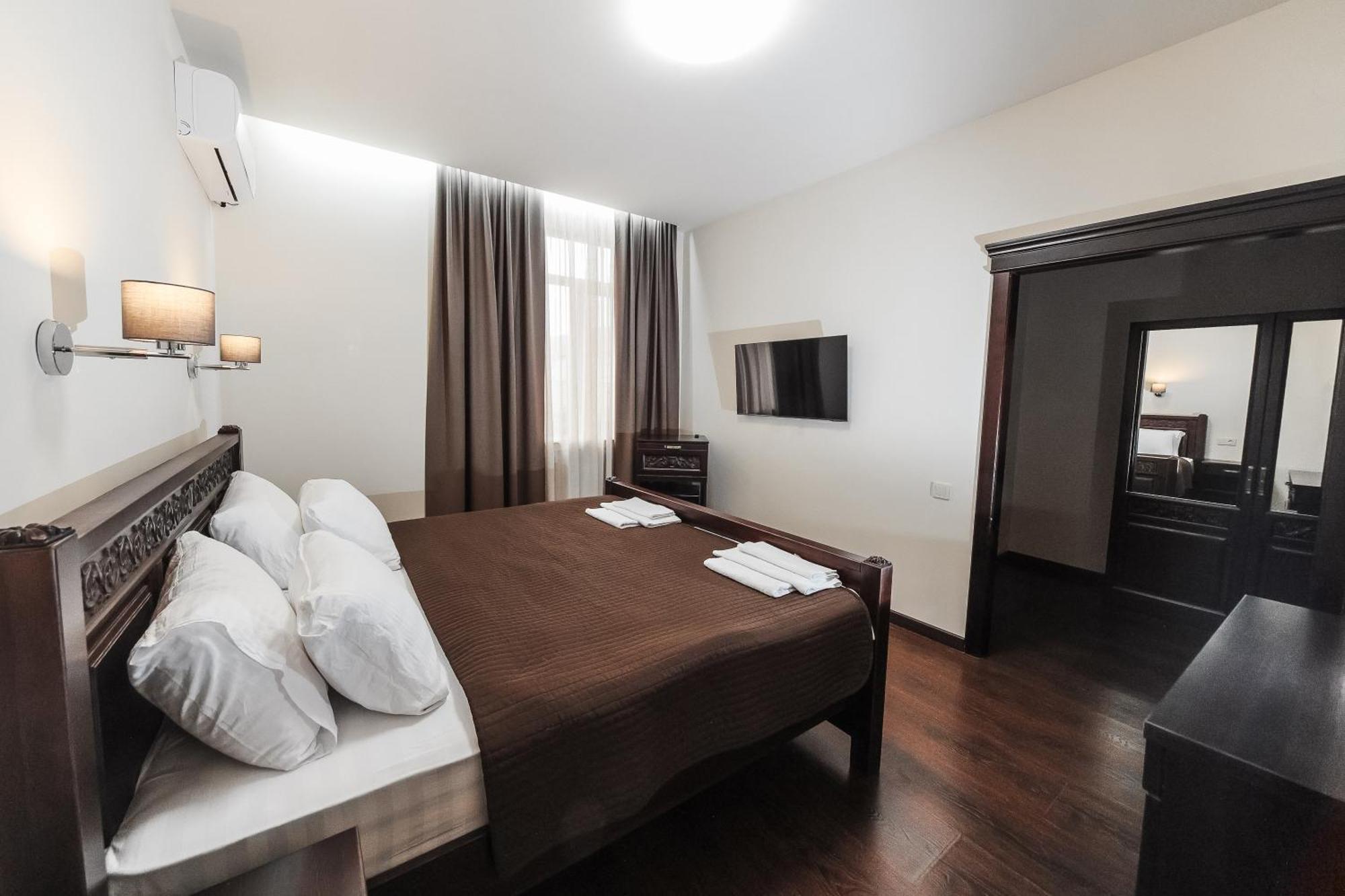 Dvin Hotel Павлодар Екстер'єр фото
