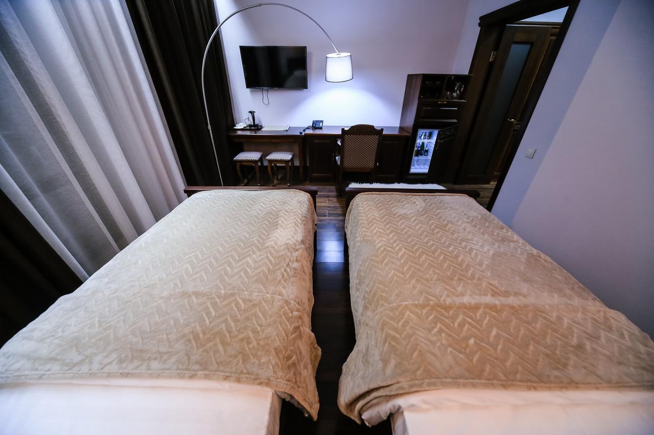 Dvin Hotel Павлодар Екстер'єр фото