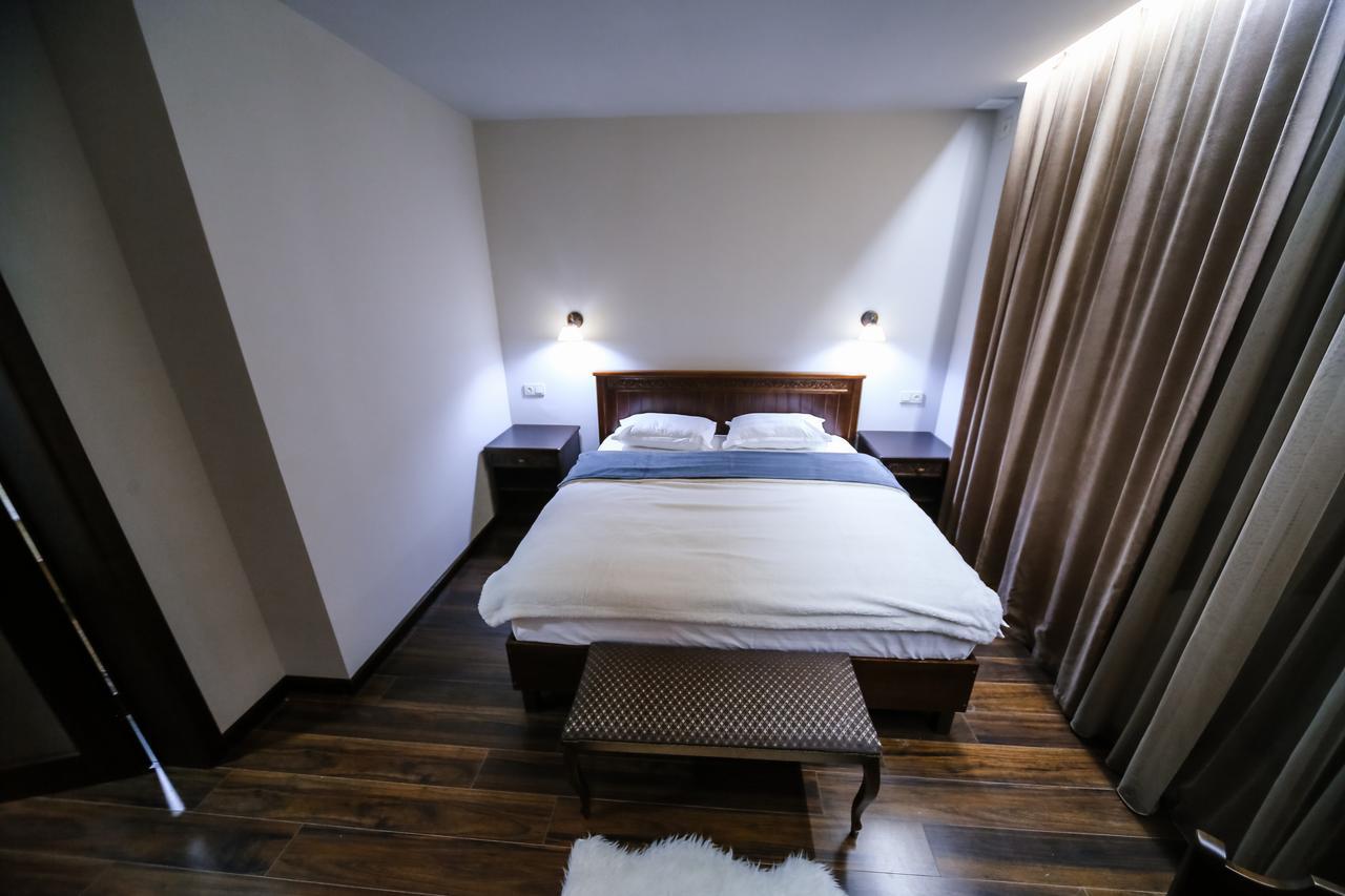 Dvin Hotel Павлодар Екстер'єр фото