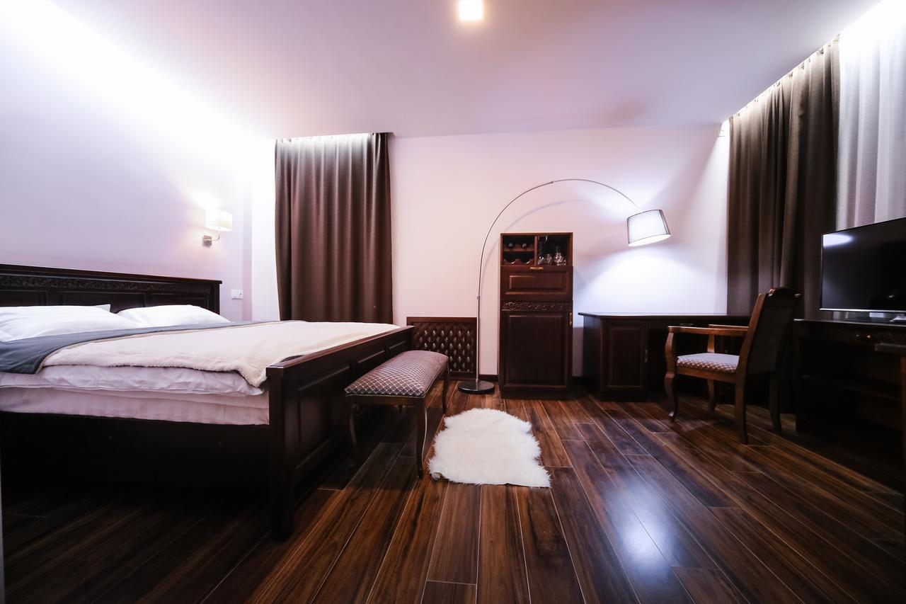 Dvin Hotel Павлодар Екстер'єр фото