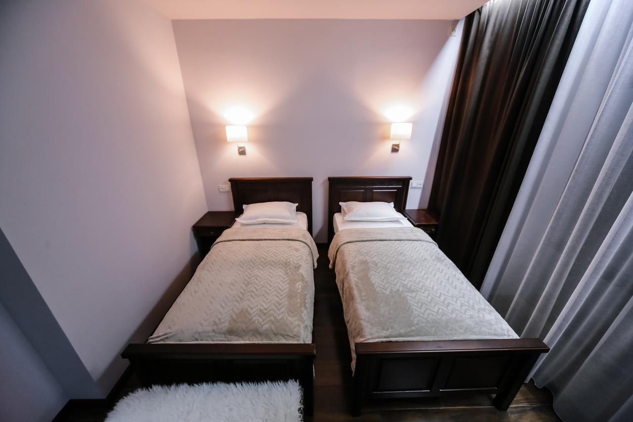 Dvin Hotel Павлодар Екстер'єр фото