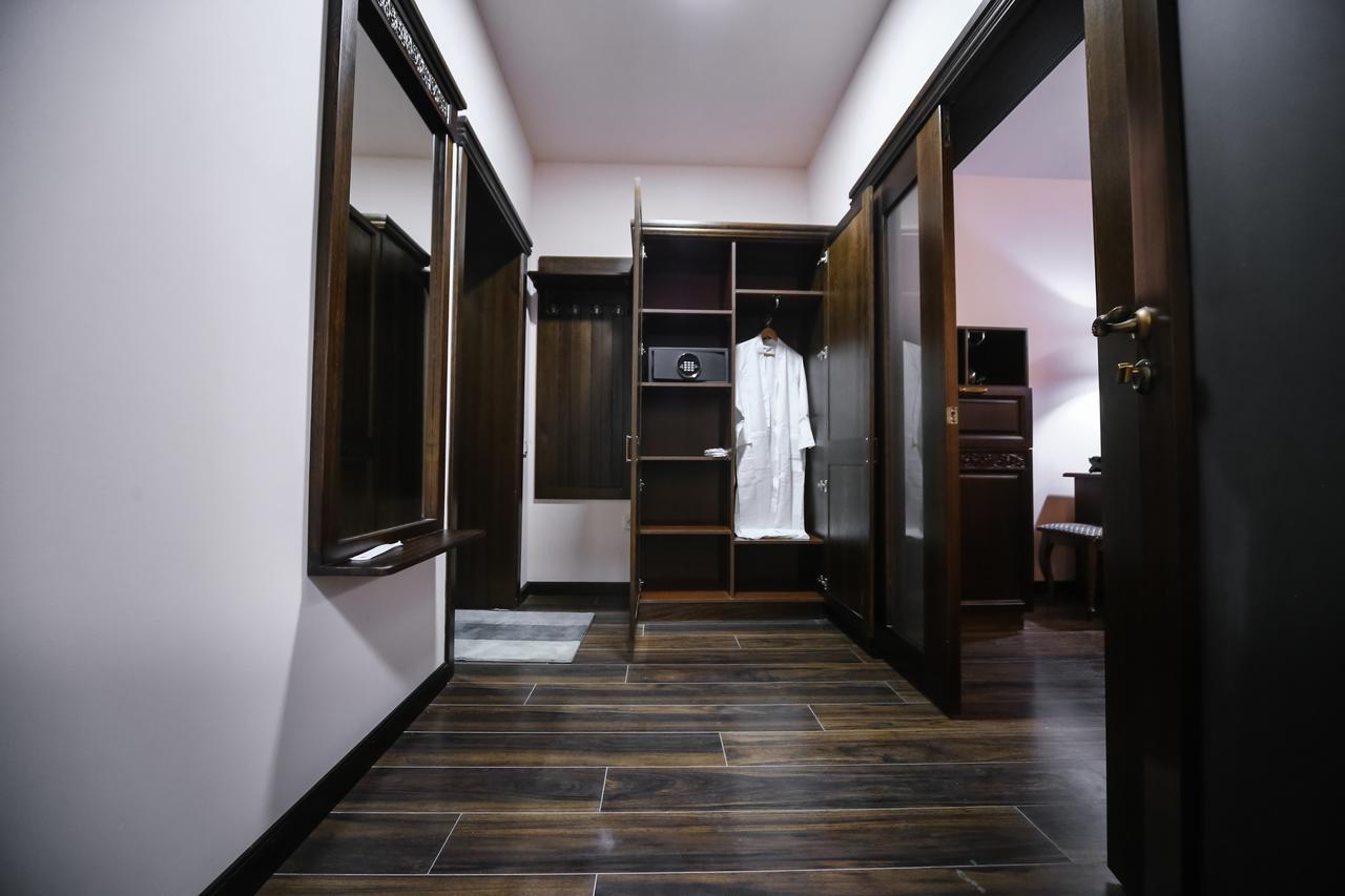 Dvin Hotel Павлодар Екстер'єр фото