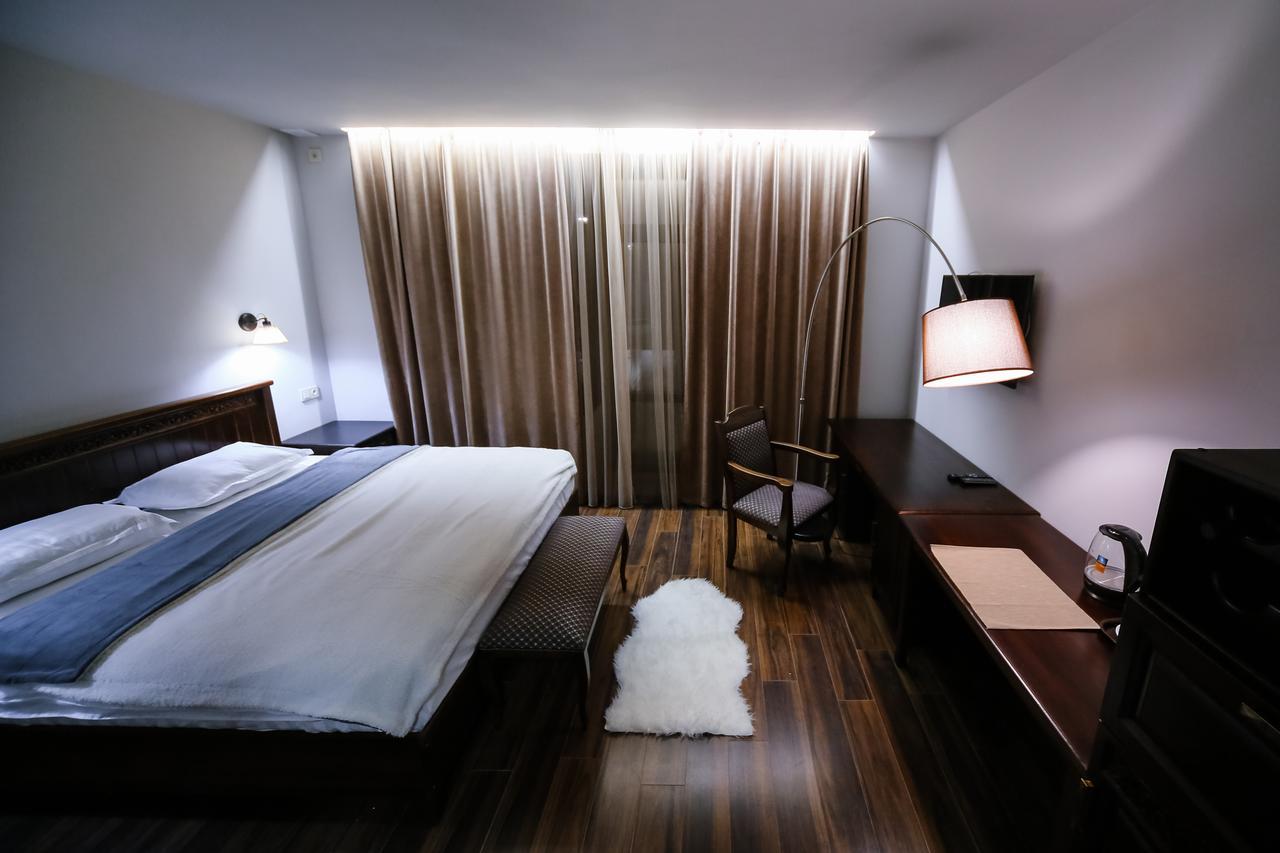 Dvin Hotel Павлодар Екстер'єр фото