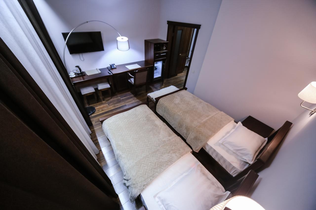 Dvin Hotel Павлодар Екстер'єр фото
