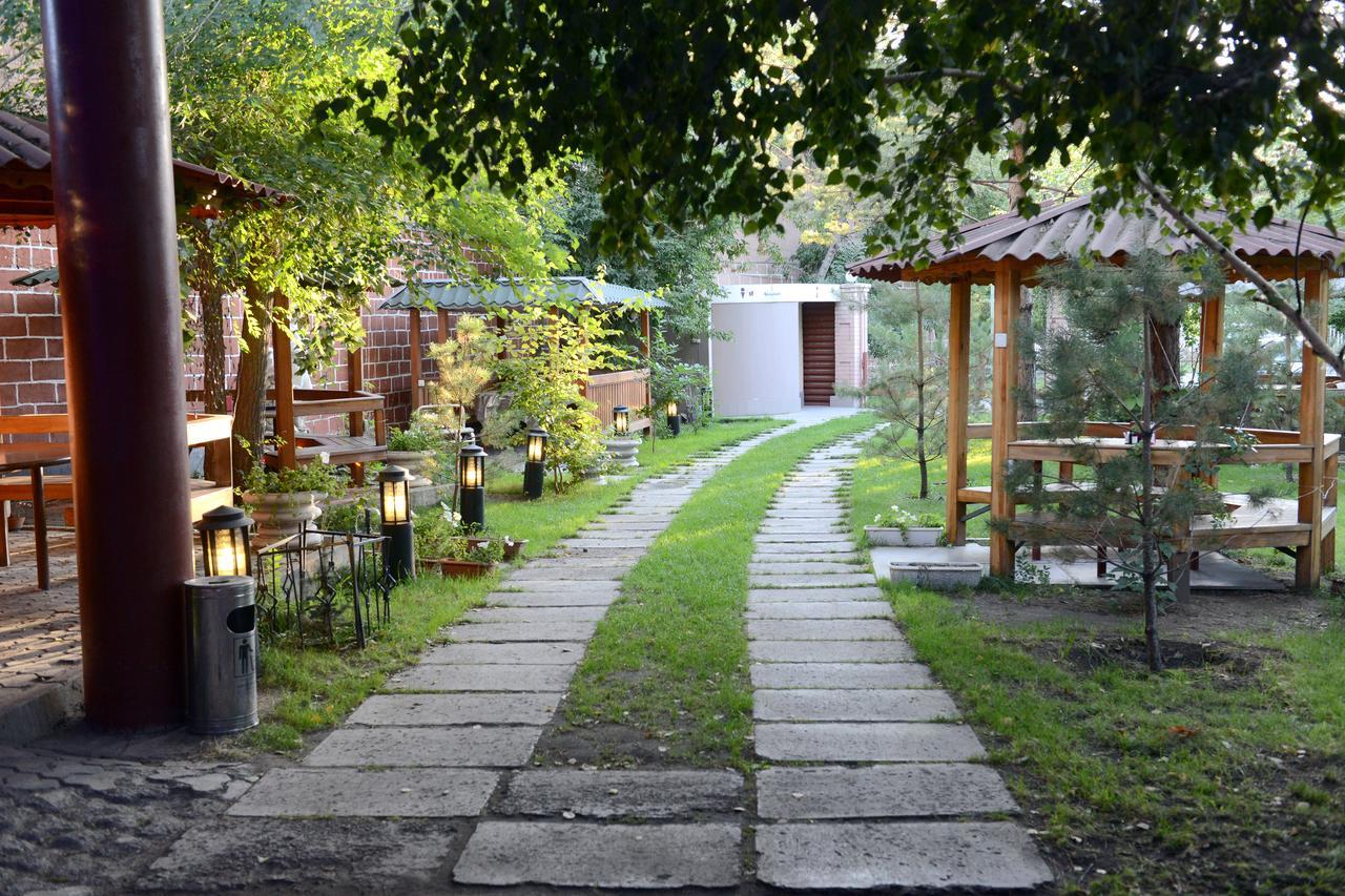 Dvin Hotel Павлодар Екстер'єр фото