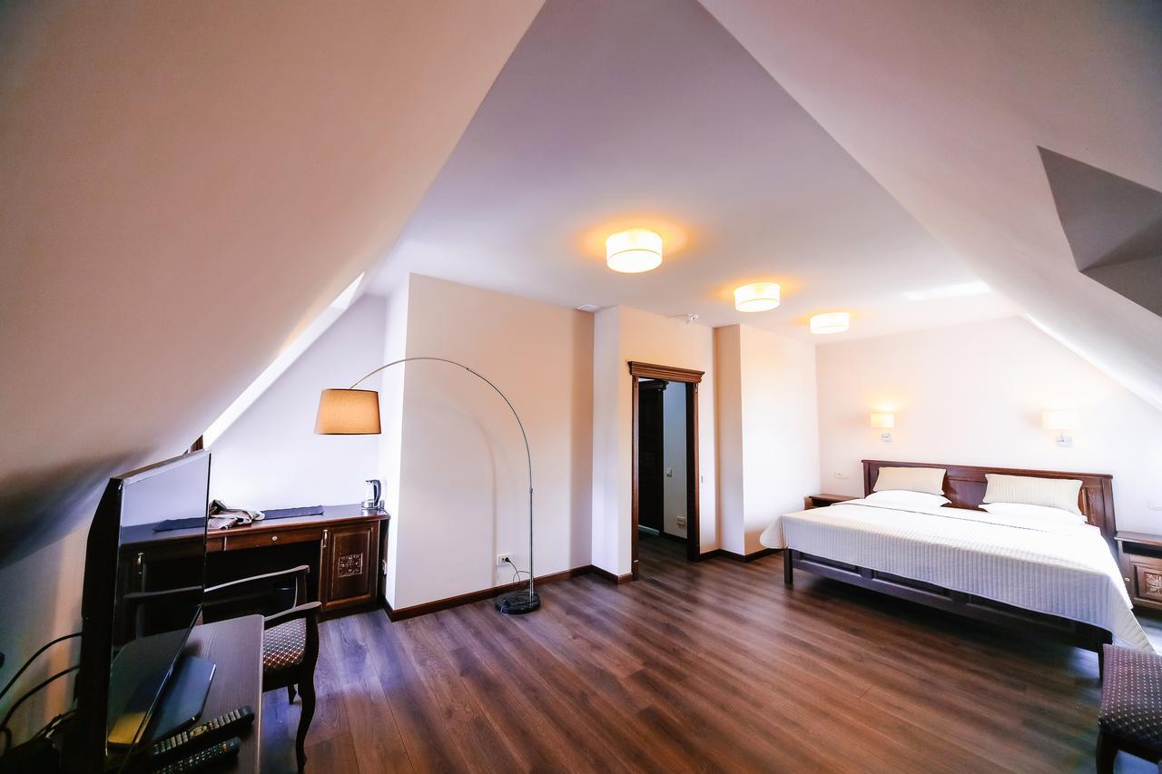 Dvin Hotel Павлодар Екстер'єр фото